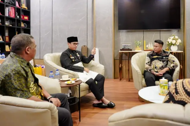 Foto: Wali Kota Medan, Rico Tri Putra Bayu Waas menerima kehadiran Forum Silaturahmi Masyarakat Pemerhati dan Peduli Kota Medan di Rumah Dinas Wali Kota, Selasa (25/11/2025).(Dok:Diskominfo Medan)