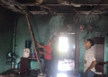 Foto: Korsleting Kulkas: Kantin MI Swasta Deli Serdang Terbakar, Rugi Rp80 Juta 6
