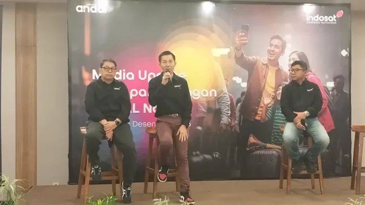 Foto: Executive Vice President (EVP) Head of Circle Sumatera Indosat Ooredoo Hutchison, Agus Sulistio (tengah) dalam kegiatan pembaruan media terkait persiapan Nataru pada Selasa (16/12/2025).(SeputarSumut/Siong)