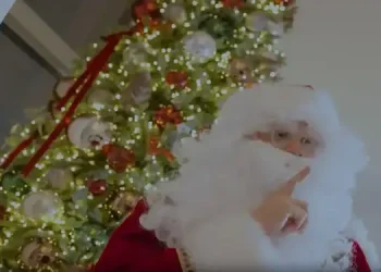 Foto: Haaland Jadi Santa Claus, Beri Kado Fans MU 5