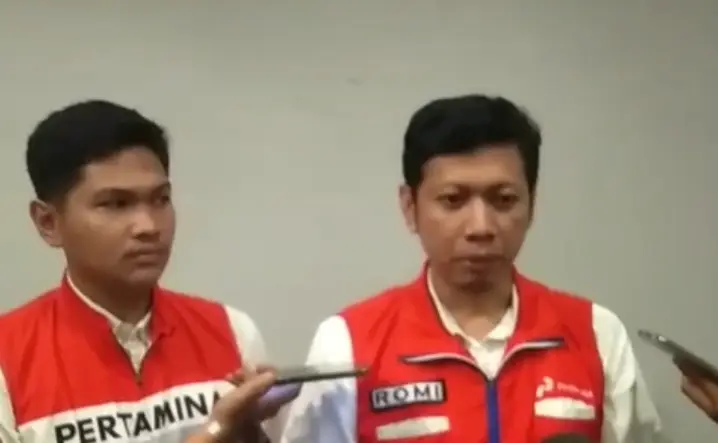 Foto: M. Romi Bahtiar, Section Head CommRel Pertamina Patra Niaga Regional Sumbagut (kanan) saat menanggapi antrean kendaraan yang terjadi di sejumlah SPBU di Medan dalam beberapa hari terakhir, pada Senin (01/12/2025).(tangkapan layar)