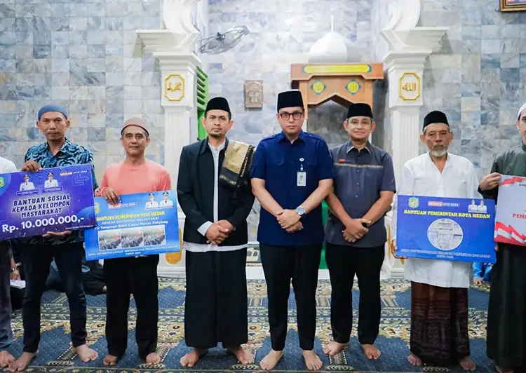 Foto: Wali Kota Medan, Rico Tri Putra Bayu Waas di Masjid Nurul Hidayah, jalan Danau Singkarak, Kec. Medan Barat, Selasa (9/12/2025) malam.(Dok:Diskominfo Medan)