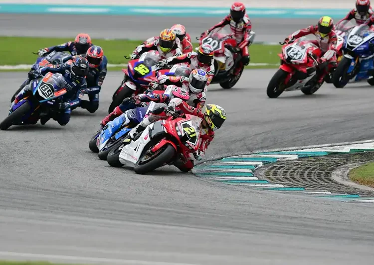 Foto: Di kelas SS600, Muhammad Adenanta Putra akan berburu gelar pertamanya di level Asia bersama CBR600RR.(Ist)