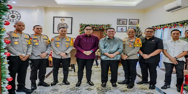 Foto: Wali Kota Medan Rico Tri Putra Bayu Waas menghadiri open house Natal 2025 yang digelar Kapolda Sumatera Utara Irjen Pol Whisnu Hermawan Februanto di rumah dinas Kapolda Sumut, Kamis (25/12/2025) siang.(Dok:Diskominfo Medan)