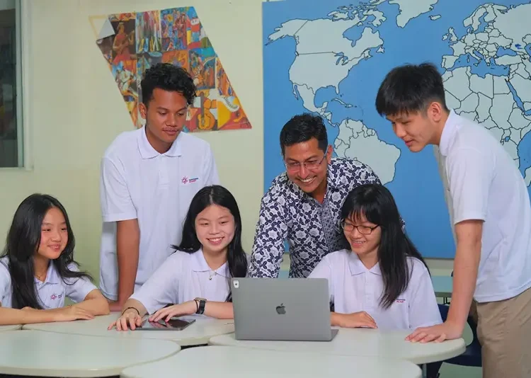 Foto: Keterlibatan orang tua yang konsisten berkontribusi langsung pada peningkatan motivasi belajar, performa akademik, serta kesejahteraan psikologis siswa.(Dok:Sampoerna Academy)