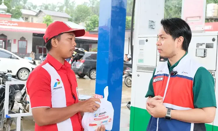 Foto: Tim Medical Pertamina Patra Niaga Regional Sumbagut melakukan layanan kesehatan dan membagikan bantuan medis kepada para operator SPBU, petugas keamanan, personel TNI, hingga para pelanggan SPBU yang melintas.(Dok:Pertamina Sumbagut)