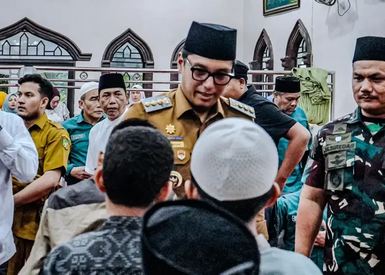 Foto: Wali Kota Medan Rico Tri Putra Bayu Waas
saat melaksanakan Safari Asar di Masjid Al-Mujahidin Yonko 469 Kopasgat, Kecamatan Medan Polonia, Senin (15/12/2025) sore.(Dok:Diskominfo Medan)
