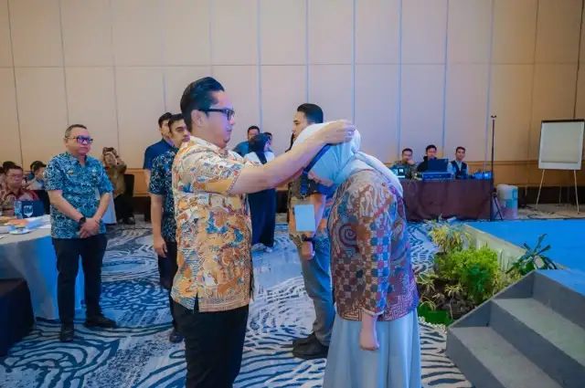 Foto: Wali Kota Medan, Rico Tri Putra Bayu Waas,bsaat membuka acara Pelatihan Penguatan Karakter & Harmonisasi Kerja ASN di Lingkungan Inspektorat Kota Medan, yang berlangsung di Hotel Arya Duta, Kamis (11/12/2025).(Dok:Diskominfo Medan)