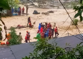 Foto: Banjir Bandang Padang: Warga Batu Busuk Kembali Mengungsi 8