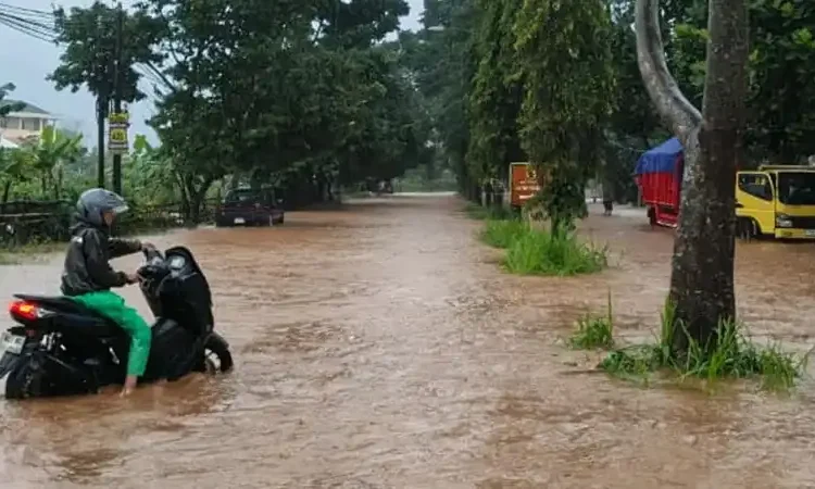 Foto: Sejumlah kecamatan di Kabupaten Bandung dilanda banjir, Kamis (4/12) sekitar pukul 18.15 WIB.(Istimewa)