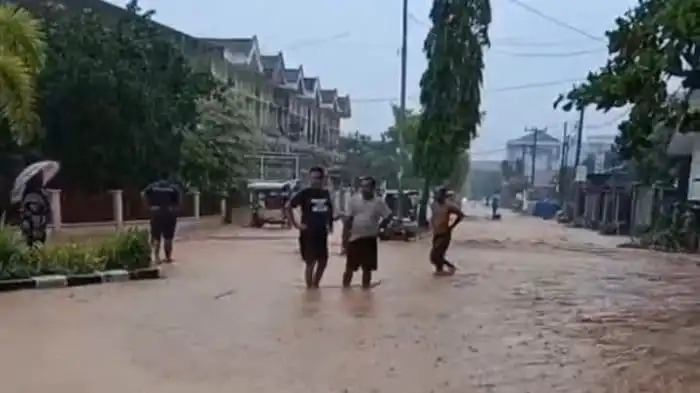 Foto: Banjir kembali merendam sejumlah area di Kabupaten Tapanuli Tengah (Tapteng) dan Kota Sibolga hingga Minggu (7/12/2025) malam.(Istimewa)