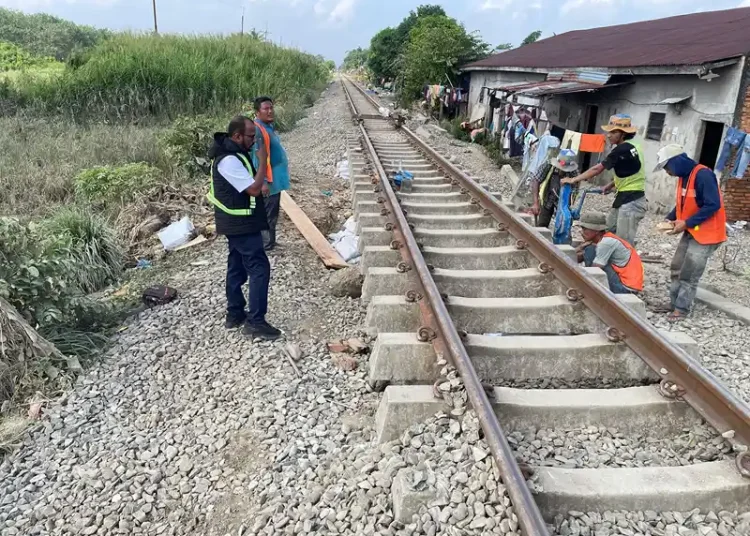 Foto: Luapan air banjir yang mengakibatkan pergeseran tanah di bawah rel kereta api atau gogosan.(Dok:KAI Bandara)