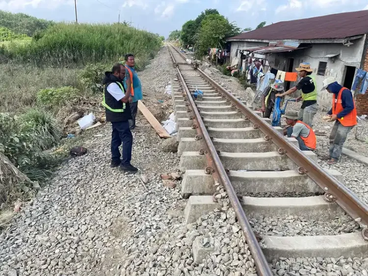 Foto: Luapan air banjir yang mengakibatkan pergeseran tanah di bawah rel kereta api atau gogosan.(Dok:KAI Bandara)