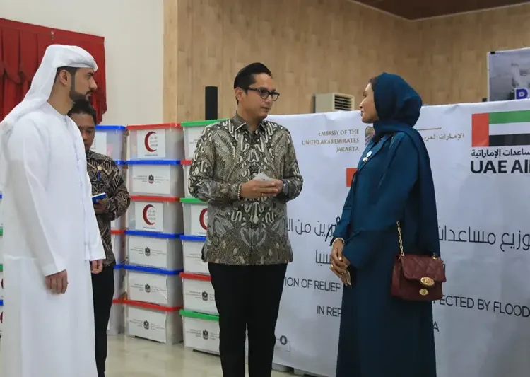 Foto: Wali Kota Medan Rico Waas usai menerima bantuan yang diserahkan Wakil Duta Besar Uni Emirat Arab (UEA), Shaima Al Hebsi di Posko Bantuan Bencana Kota Medan, Gedung PKK, Medan Petisah, Sabtu (13/12/2025).(Dok:Diskominfo Medan)