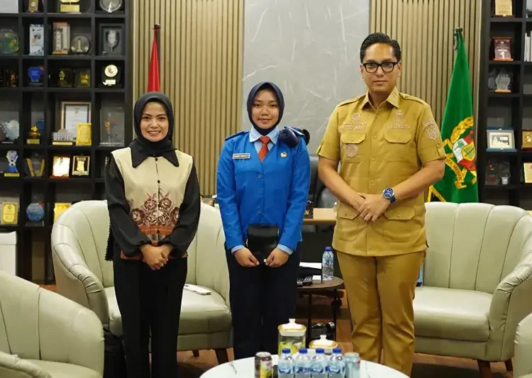 Foto: Wali Kota Medan Rico Tri Putra Bayu Waas berpose bersama pelajar SMA Taruna Nusantara Cimahi, Qaisra Kinor Putri Zamani, di Rumah Dinas Wali Kota Medan, Senin (22/12/2025).(Dok:Diskominfo Medan)