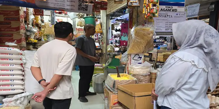 Foto: Kegiatan pengawasan terhadap pergerakan harga dan kelancaran pasokan di berbagai pasar tradisional terus dilakukan secara intensif oleh BULOG Sumut.(Dok:Bulog Sumut)
