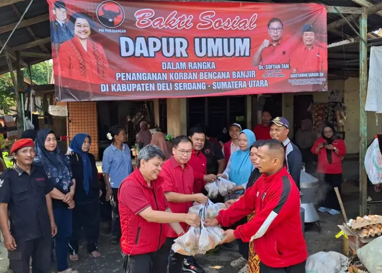 Foto: dr. Sofyan Tan, Anggota Komisi X DPR RI dari Fraksi PDI Perjuangan, kembali menunjukkan kepeduliannya terhadap korban bencana banjir di Deli Serdang, Minggu (30/11).(Ist)