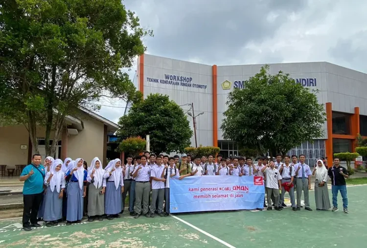 Foto: Kegiatan Edukasi SMK Partnership bertema “Bersama #cari_aman Hidup Penuh Arti”, sebuah program yang dirancang untuk menanamkan nilai keselamatan berkendara.(Ist)