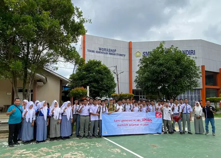 Foto: Kegiatan Edukasi SMK Partnership bertema “Bersama #cari_aman Hidup Penuh Arti”, sebuah program yang dirancang untuk menanamkan nilai keselamatan berkendara.(Ist)