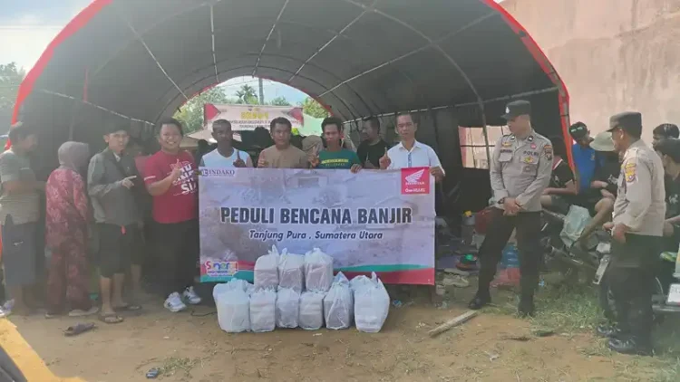 Foto: Tim Indako turun langsung membawa bantuan makanan siap saji untuk dibagikan melalui posko-posko penampungan di Tanjung Pura serta secara langsung kepada warga di pinggir jalan sekitar kawasan banjir.(Ist)