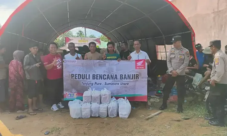 Foto: Tim Indako turun langsung membawa bantuan makanan siap saji untuk dibagikan melalui posko-posko penampungan di Tanjung Pura serta secara langsung kepada warga di pinggir jalan sekitar kawasan banjir.(Ist)
