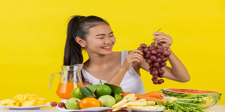 Foto: Ilustrasi - Mengonsumsi sayur dan buah untuk kesehatan tubuh (Foto: freepik.com)