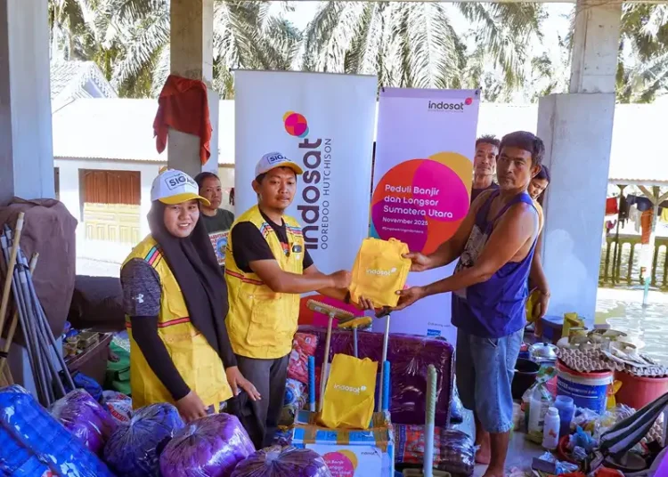 Foto: Indosat Ooredoo Hutchison (Indosat atau IOH) menyalurkan bantuan kepada para korban banjir dan longsor di Kecamatan Tanjung Pura, Kabupaten Langkat.(Dok:Indosat)