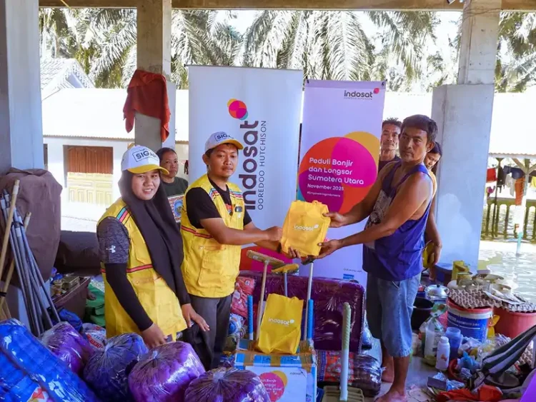 Foto: Indosat Ooredoo Hutchison (Indosat atau IOH) menyalurkan bantuan kepada para korban banjir dan longsor di Kecamatan Tanjung Pura, Kabupaten Langkat.(Dok:Indosat)