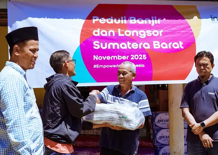 Foto: Indosat Ooredoo Hutchison menyalurkan bantuan logistik penting bagi para korban yang terdampak bencana banjir dan tanah longsor di Padang Pariaman, Sumatera Barat.(Dok:Indosat)