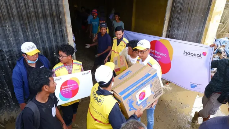 Foto: Indosat atau IOH menyalurkan bantuan kemanusiaan kepada warga di lokasi terdampak seperti Aceh Tamiang, Langsa, Lhokseumawe, Pidie Jaya, Sibolga dan Medan, Jum'at (12/12/2025).(Dok:Indosat)
