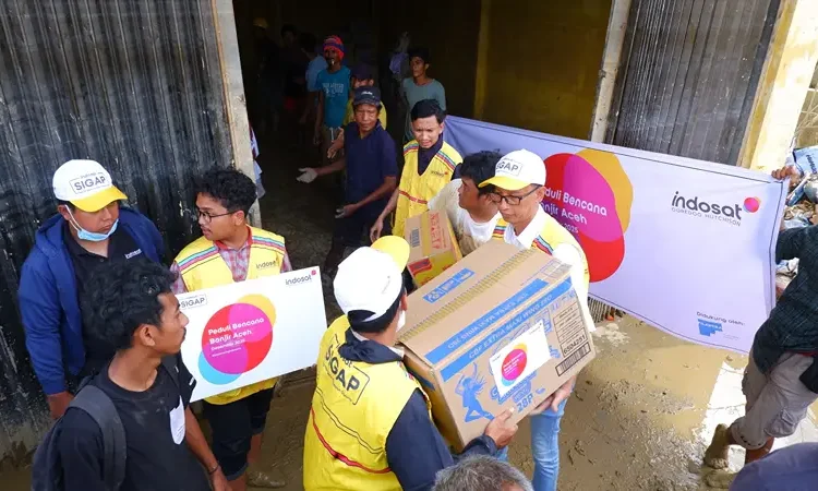 Foto: Indosat atau IOH menyalurkan bantuan kemanusiaan kepada warga di lokasi terdampak seperti Aceh Tamiang, Langsa, Lhokseumawe, Pidie Jaya, Sibolga dan Medan, Jum'at (12/12/2025).(Dok:Indosat)
