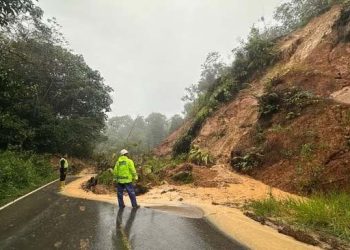 Foto: Akses Tarutung ke Tapteng Putus Total Akibat Longsor 8