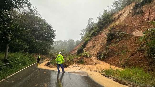 Foto: Akses jalan lintas yang menghubungkan Tarutung menuju Kabupaten Tapanuli Tengah dan Kota Sibolga dilaporkan terputus total.(Foto:Polres Taput)