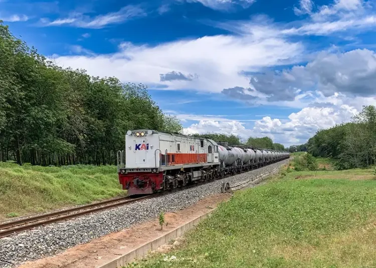 Foto: Kereta Api Indonesia (Persero) Divisi Regional I Sumatera Utara terus mempercepat distribusi Bahan Bakar Minyak (BBM) di wilayah Sumatera Utara.(Dok:KAI Divre I SU)