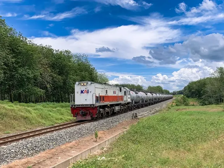 Foto: Kereta Api Indonesia (Persero) Divisi Regional I Sumatera Utara terus mempercepat distribusi Bahan Bakar Minyak (BBM) di wilayah Sumatera Utara.(Dok:KAI Divre I SU)