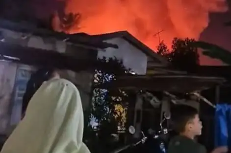 Foto: Satu unit rumah semi permanen milik Tugiah (65) dilalap si jago merah pada Senin (29/12/2025) malam.(Foto:Warga/Mistar)