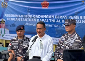 Foto: BULOG dan TNI AL Kirim 320 Ton Beras ke Nias 9