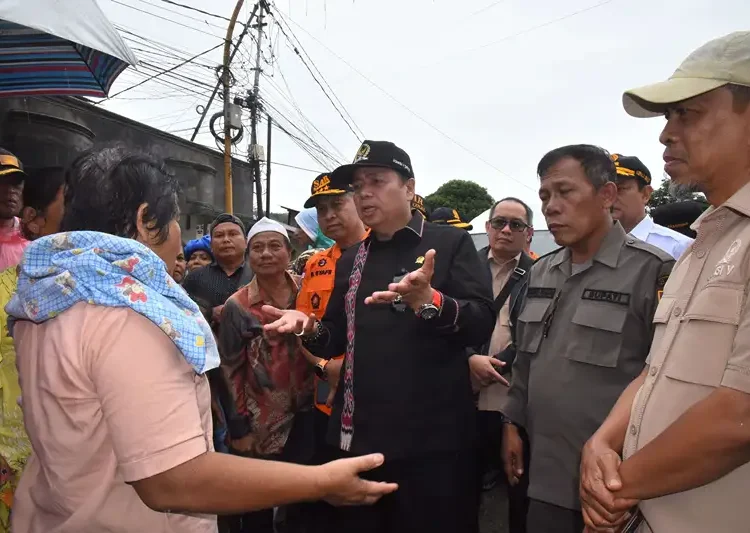 Foto: Ketua Komisi V DPR RI Lasarus saat melakukan kunjungan kerja di Kelurahan Lopian, Kecamatan Badiri, Kabupaten Tapanuli Tengah, Rabu (10/12/2025). (Foto: RRI)