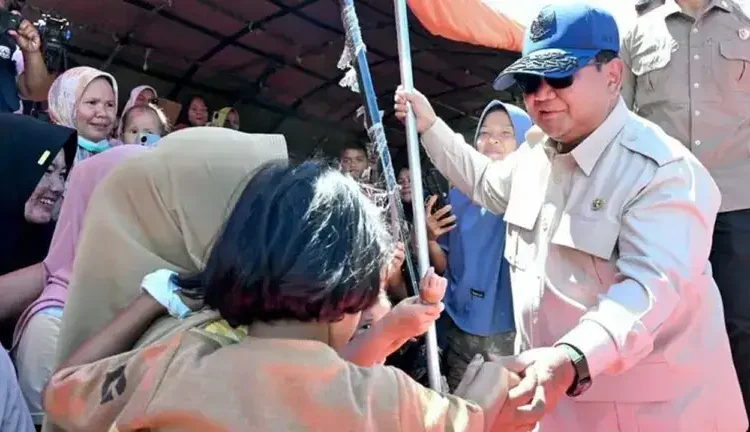 Foto: Ilustrasi Prabowo saat meninjau posko pengungsian di Kutacane, Kabupaten Aceh Tenggara, Senin (1/12/2025). (Cahyo - Biro Pers Sekretariat Presiden)