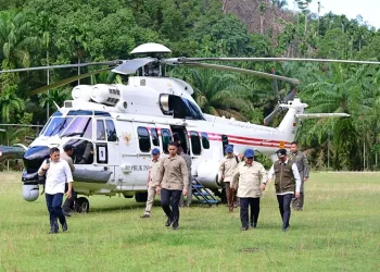 Foto: Prabowo Kunjungi Pengungsi di Kayu Pasak Agam 9