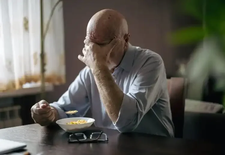 Foto: Individu yang makan sendirian memiliki kemungkinan lebih besar untuk mengalami kelemahan fisik.(net)