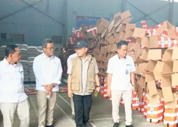 Foto: Wadirut Bulog Pantau Stok Beras di Lanud Soewondo 4