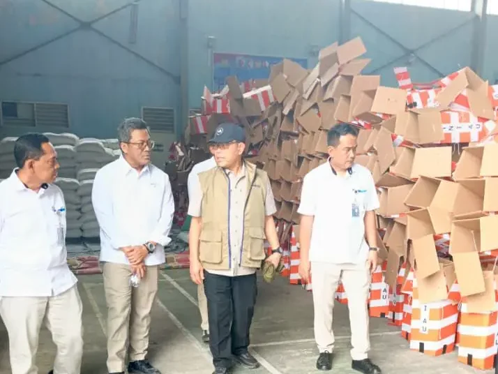 Foto: Wakil Direktur Utama Perum Bulog, Mayjen (Purn) TNI Marga Taufik memonitor langsung stok Bulog yang tersedia di Lanud Soewondo Medan.(Dok:Bulog Sumut)