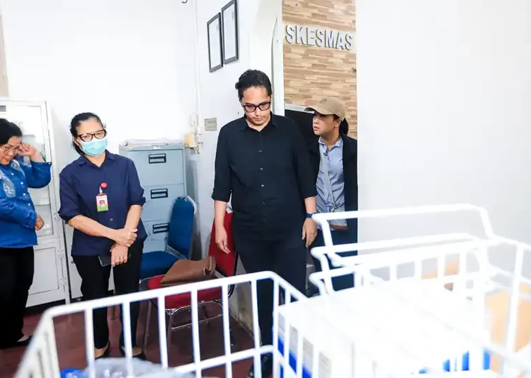 Foto: Wali Kota Medan Rico Tri Putra Bayu Waas bersama Ketua TP PKK Kota Medan, Ny Airin Rico Waas meninjau UPT Puskesmas Sei Agul di Jalan Karya II, Kecamatan Medan Barat, Selasa (2/12/2025).(Dok:Diskominfo Medan)