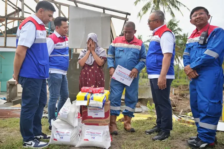 Foto: Direktur Utama PGN (dua dari kanan) didampingi Direktur Komersial serta Direktur Strategi dan Pengembangan Bisnis meninjau lokasi bencana di Aceh sekaligus memimpin penyerahan bantuan logistik untuk memenuhi kebutuhan pokok masyarakat yang terdampak bencana (15/12).(Dok:PGN)