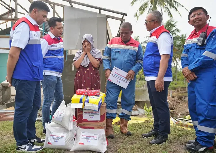 Foto: Direktur Utama PGN (dua dari kanan) didampingi Direktur Komersial serta Direktur Strategi dan Pengembangan Bisnis meninjau lokasi bencana di Aceh sekaligus memimpin penyerahan bantuan logistik untuk memenuhi kebutuhan pokok masyarakat yang terdampak bencana (15/12).(Dok:PGN)