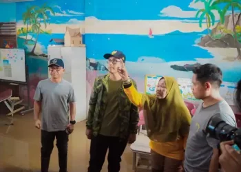 Foto: Wali Kota Medan Tinjau SDN Rusak Terdampak Banjir 9