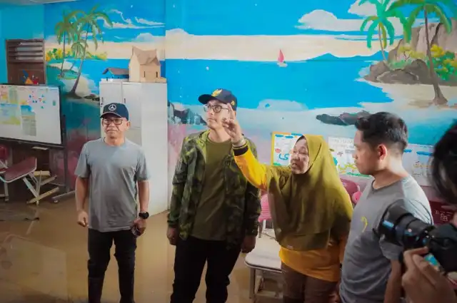 Foto: Wali Kota Medan, Rico Tri Putra Bayu Waas bersama dengan Wakil Wali Kota Medan, H. Zakiyuddin Harahap meninjau SDN 066429 di jalan Baru, Kel. Terjun, Kec. Medan Marelan yang kondisinya memprihatinkan akibat diterjang banjir, Rabu (3/12/2025).(Dok:Diskominfo Medan)