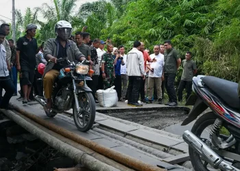 Foto: Gubsu Bobby Tinjau Banjir Langkat, Serahkan Bantuan 5