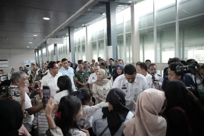 Foto: Ketua DPRD Sumatera Utara, Erni Ariyanti Sitorus meninjau arus mudik di Bandara Kualanamu, Deli Serdang. (Foto: Humas DPRD Sumut/Mistar)